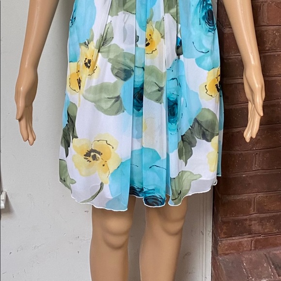 Beautiful Floral Dress - Picture 2 of 5